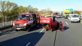 Nepozornost na dálnici D1 u Brna: Mladá řidička převrátila osobák na střechu
