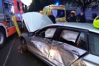 Drsná srážka tramvaje a BMW v centru Brna: Řidičku auta museli vyprostit hasiči