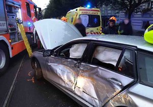 Ranní srážka bavoráku s tramvají v centru Brna omezila na půl hodiny provoz na frekventované ulici Veveří.