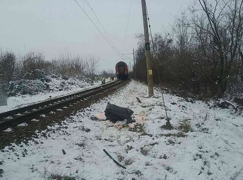 Srážka auta s rychlíkem. Matka s dcerou nepřežily.