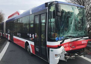 Ve čtvrtek brzy ráno havaroval příměstský autobus poblíž Letiště Václava Havla.