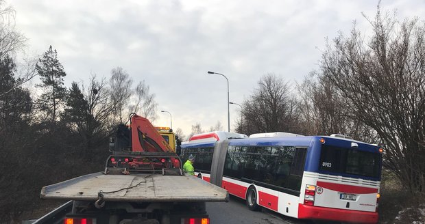 Ve čtvrtek brzy ráno havaroval příměstský autobus poblíž Letiště Václava Havla.