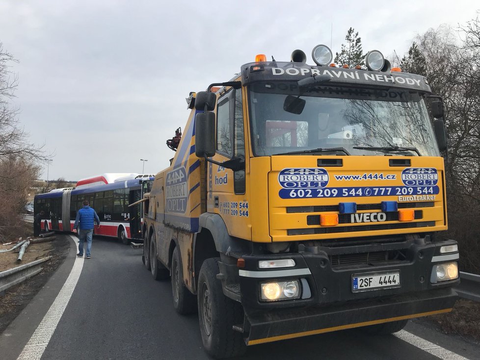 Ve čtvrtek brzy ráno havaroval příměstský autobus poblíž Letiště Václava Havla.