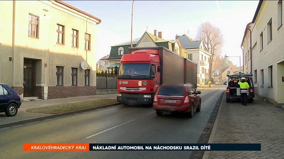 Sedmiletou dívku srazil na Náchodsku nákladní vůz. Nehoda se stala na přechodu pro chodce.