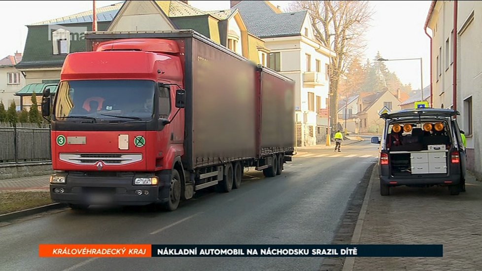 Sedmiletou dívku srazil na Náchodsku nákladní vůz. Nehoda se stala na přechodu pro chodce.