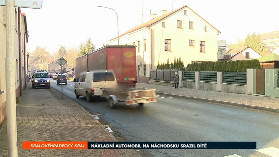 Sedmiletou dívku srazil na Náchodsku nákladní vůz. Nehoda se stala na přechodu pro chodce.