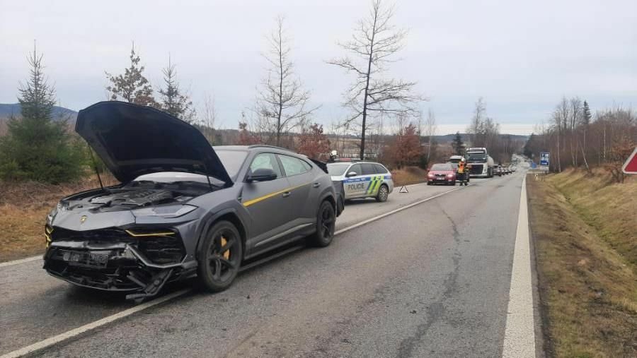 Řidička luxusního Lamborghini srazila divoké prase. Škoda je vyčíslena na půl milionu korun