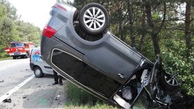 Volkswagen skončil v příkopě na střeše. Jeho šofér vyvázl jen s lehkým zraněním.