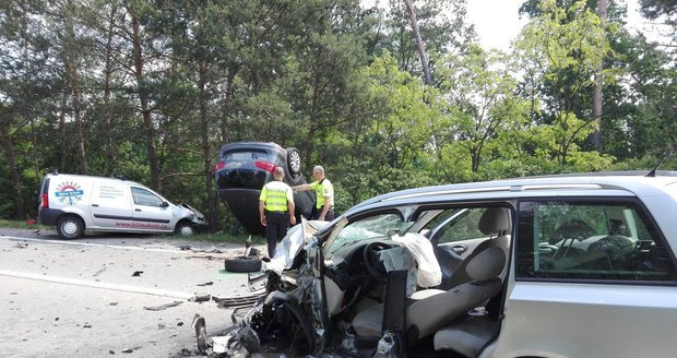 Fiat viníka nehody po střetu. Z kabiny muže vyprostili hasiči, s vážným zraněním skončil v brněnské nemocnici.
