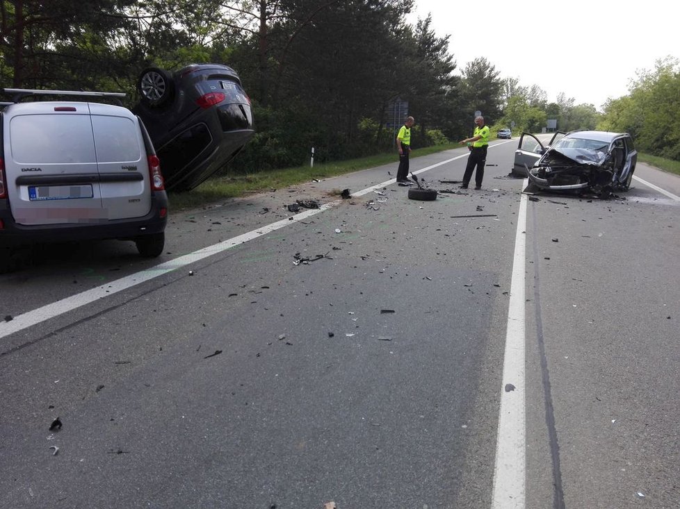 Úsek frekventované cesty mezi Hodonínem a Břeclaví policisté na několik hodin uzavřeli.