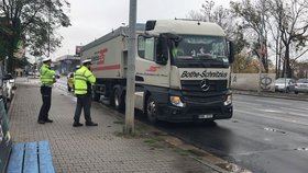 Poblíž Smíchovského nádraží srazil kamion chodce.