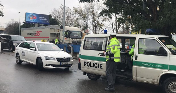 Poblíž Smíchovského nádraží srazil kamion chodce.