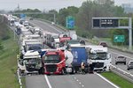 Na dálnici D2 u Břeclavi ve směru na Slovensko se srazili tři kamiony, provoz je přerušený.