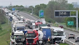 Na dálnici D2 u Břeclavi ve směru na Slovensko se srazili tři kamiony, provoz je přerušený.