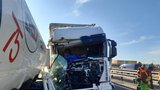 Mrtvý řidič po nárazu kamionu do kolony u Bohumína: D1 stála devět hodin