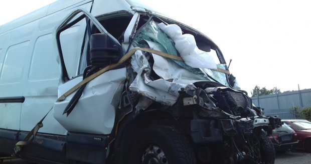 Dvě těžká zranění při nehodě na D1 u Brna: Tisíce motoristů uvázly v pasti dlouhé 13 km