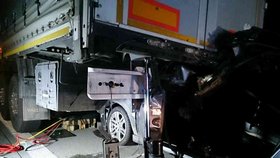 Osobák napálil v pondělí po 20. hodině zezadu do kamionu na dálnici D2 u Blučiny. Hasiči z vozu vyprostili těžce zraněného muže a ženu.