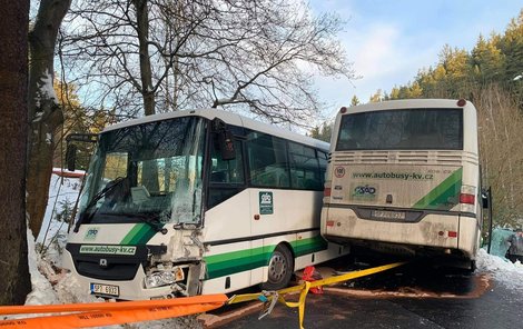 Dva autobusy zaklesnuté po srážce do sebe.