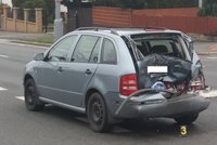 Srážka dvou aut v Plzni: Dodávka zkrátila fabii o metr
