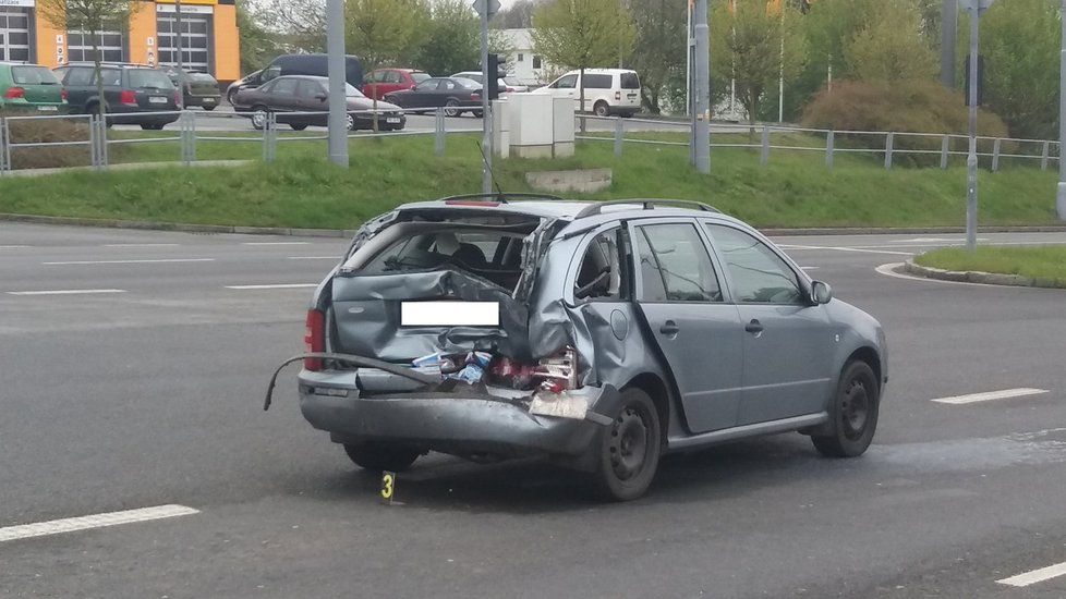 V Plzni se srazila dodávka s fabií, jeden člověk skončil v nemocnici.