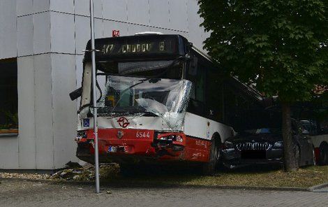 Pět lidí bylo zraněno, záchranná služba převezla do nemocnic čtyři lidi.