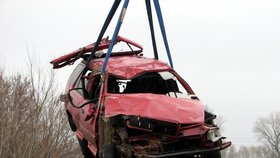 Jedno z nabouraných aut musel naložit na odtahové vozidlo jeřáb hasičů.