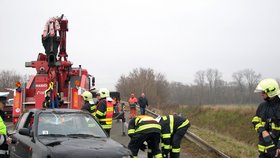 Při vyprošťování havarovaných osobních aut pomáhali hasiči.