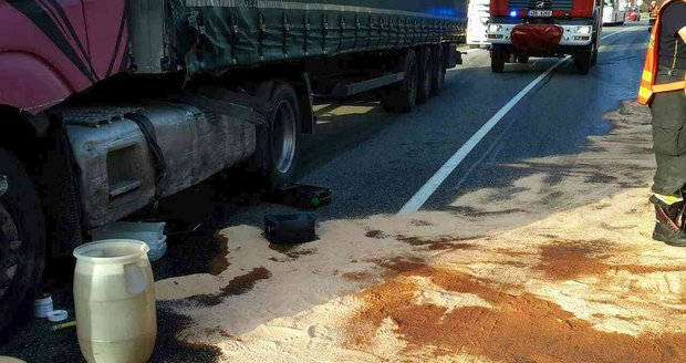 Ranní srážka osobáku a kamionu u Nevojic zkomplikovala život desítkám řidičů. Cesta mezi Uherským Hradištěm a Brnem zůstala dvě hodiny neprůjezdná.