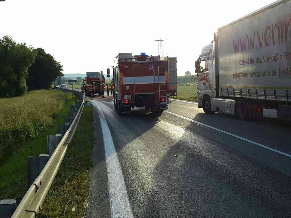 Ranní srážka osobáku a kamionu u Nevojic zkomplikovala život desítkám řidičů. Cesta mezi Uherským Hradištěm a Brnem zůstala dvě hodiny neprůjezdná.