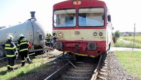 Traktorista (71) vjel před vlak, 5 zraněných: Podmínka a zákaz řízení se mu zdá moc