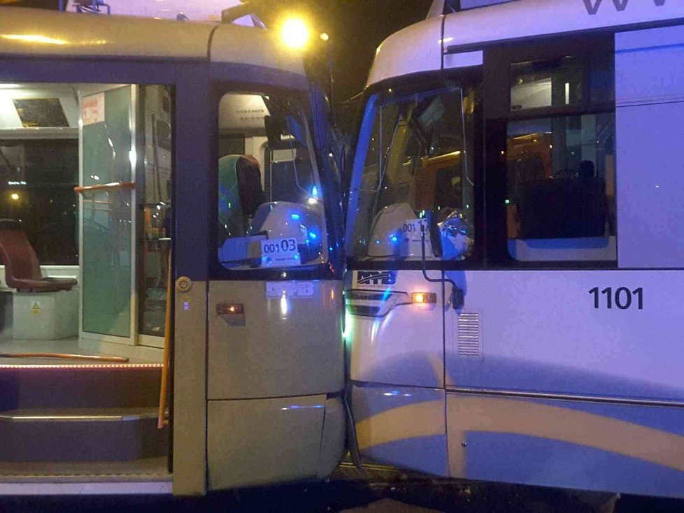 Nedělní noční srážka dvou tramvají v centru Brna si vyžádala osm lehce zraněných cestujících. Jednu řidičku museli z kabiny vystříhat hasiči.