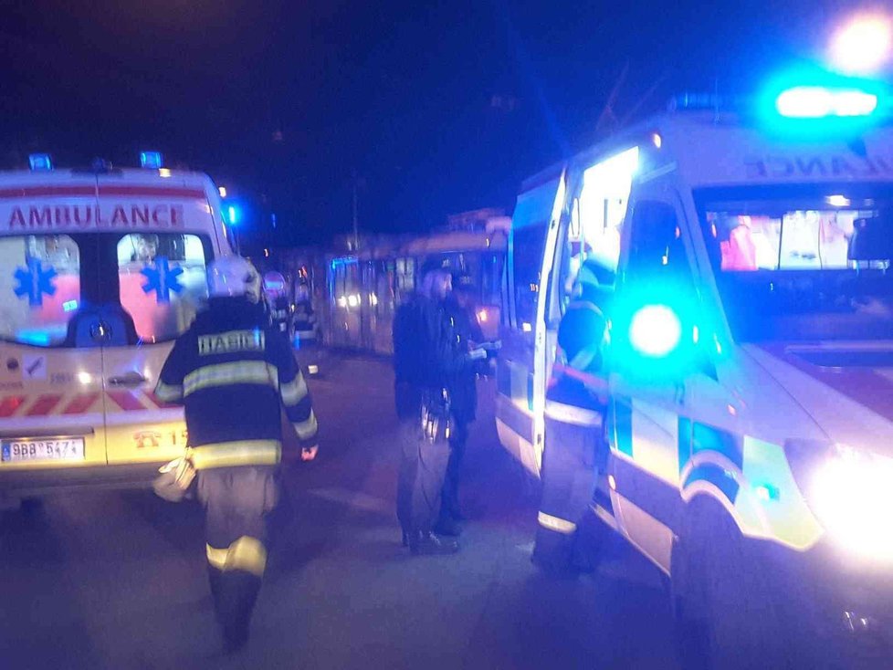 Nedělní noční srážka dvou tramvají v centru Brna si vyžádala osm lehce zraněných cestujících. Jednu řidičku museli z kabiny vystříhat hasiči.