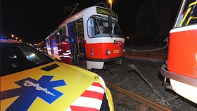 Ve Veleslavíně se v pátek večer srazily dvě tramvaje. Jednoho z řidičů museli hasiči vyprošťovat čtyři minuty.