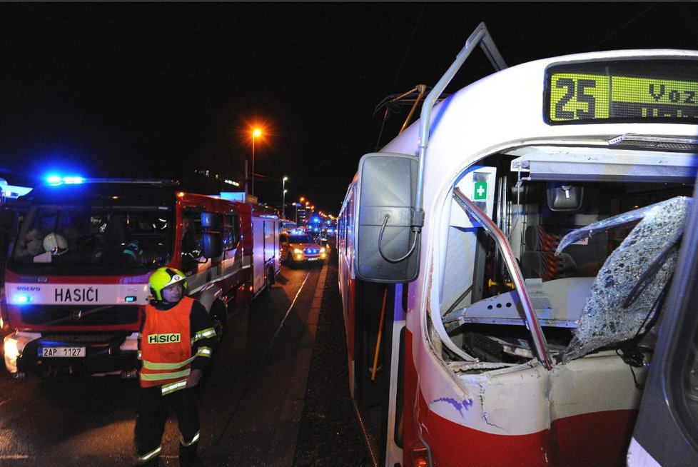 Ve Veleslavíně se v pátek večer srazily dvě tramvaje. Jednoho z řidičů museli hasiči vyprošťovat čtyři minuty.