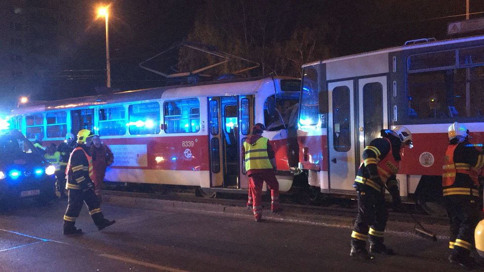 V pražském Veleslavíne se v pátek v noci srazily dvě tramvaje. Jeden z řidičů to odnesl hospitalizací.