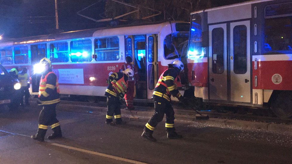 V pražském Veleslavíne se v pátek v noci srazily dvě tramvaje. Jeden z řidičů to odnesl hospitalizací.