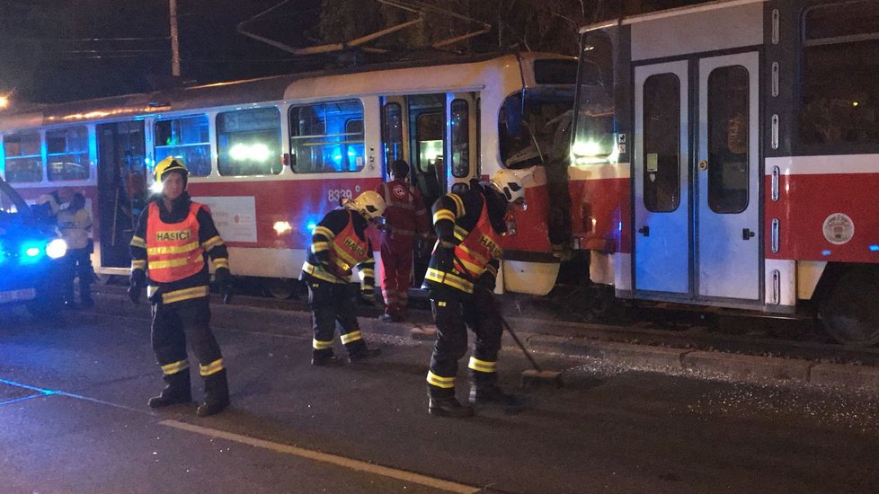 V pražském Veleslavíne se v pátek v noci srazily dvě tramvaje. Jeden z řidičů to odnesl hospitalizací.