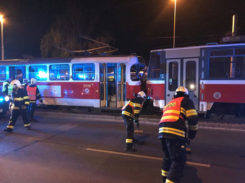 V pražském Veleslavíne se v pátek v noci srazily dvě tramvaje. Jeden z řidičů to odnesl hospitalizací.