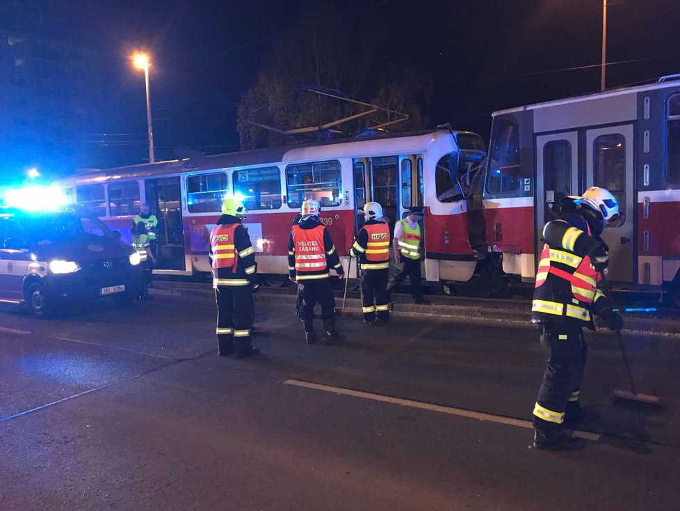 V pražském Veleslavíne se v pátek v noci srazily dvě tramvaje. Jeden z řidičů to odnesl hospitalizací.