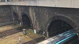 V tunelu u hlavního nádraží srazil vlak člověka. Některé spoje nevyjížděly