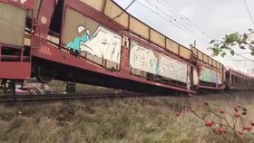 Na Nymbursku se srazily vlaky: Jeden vykolejil, trať stojí