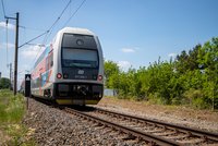 Mezi Žďárcem a Chrastí na Chrudimsku zabil vlak člověka: Byla to sebevražda?