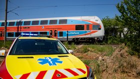 Stařenku (75) v Praze srazil vlak: Reportér ČT jí poskytl první pomoc!