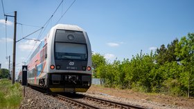 Porucha sběrače lokomotivy způsobila omezení vlakového provozu mezi Prahou a Milovicemi. (ilustrační foto)