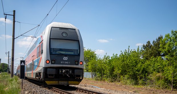Vlaky severně od Prahy nabírají kvůli poruše trakčního vedení zpoždění. (ilustrační foto)