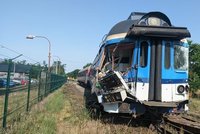 Náklaďák se u Božic srazil s vlakem: Jeden zraněný a trať zavřená na celý den