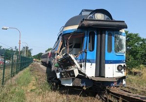Celková škoda po ranní srážce vlaku a náklaďáku na přejezdu u Božic je téměř 7 milionů korun.