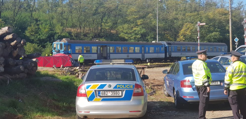 Při úterní ranní srážce vlaku a osobního auta značky Dacia na železničním přejezdu u Hrušovan nad Jevišovkou zemřeli muž a žena cestující v osobáku.