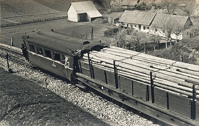 Nehoda oživila vzpomínky na tragédii z roku 1957. Při srážce motoráku s vagonem s kulatinou mezi Bylnicí a Brumovem tehdy zahynulo deset cestujících.