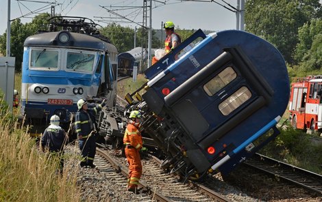 Poslední dva vagony rychlíku Rožmberk vykolejily a narazily na čekající Vajgar.